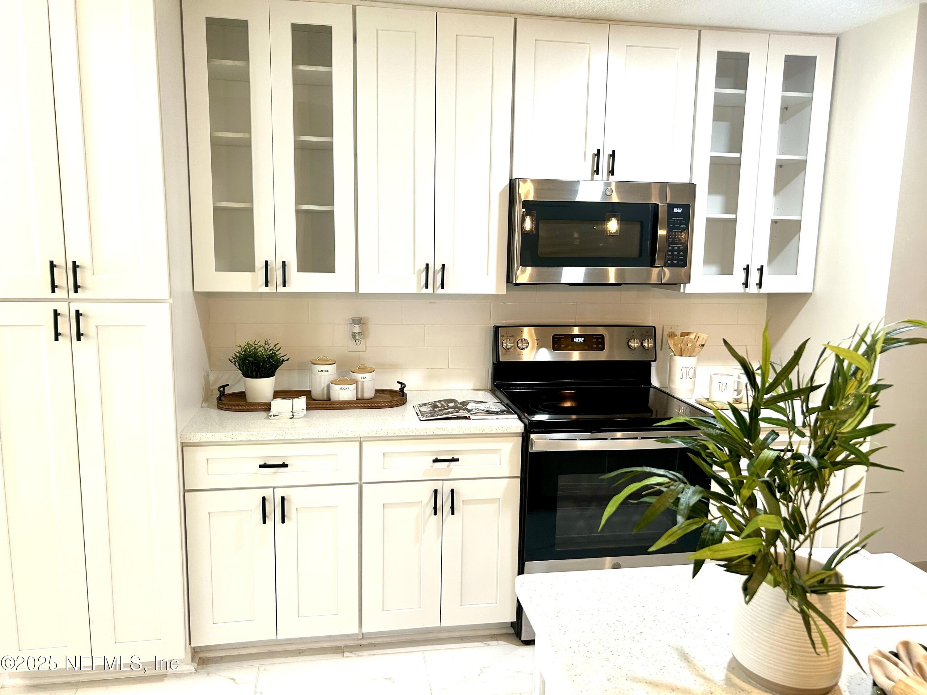 3737 VIA DE LA REINA Street