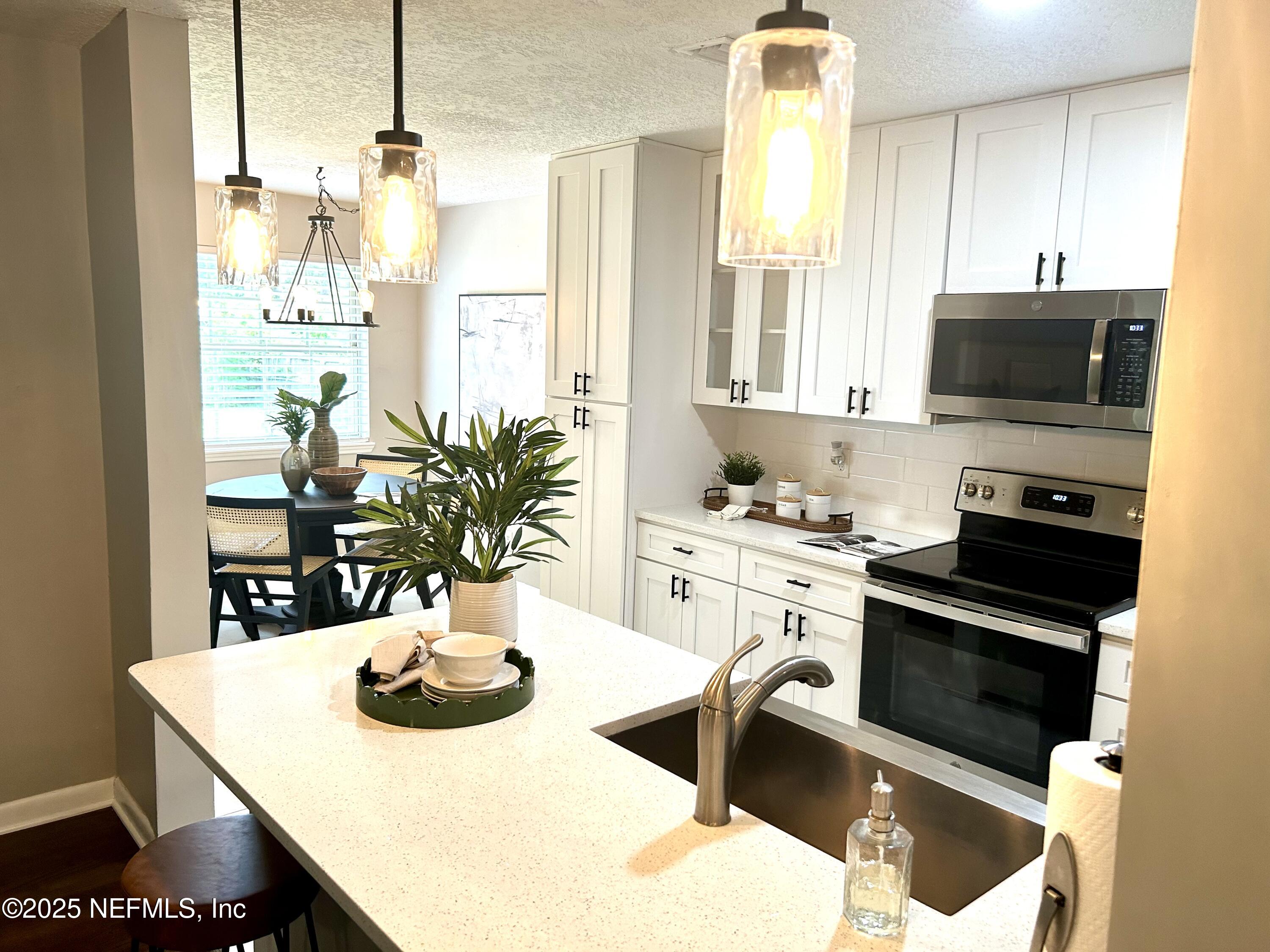 3737 VIA DE LA REINA Street