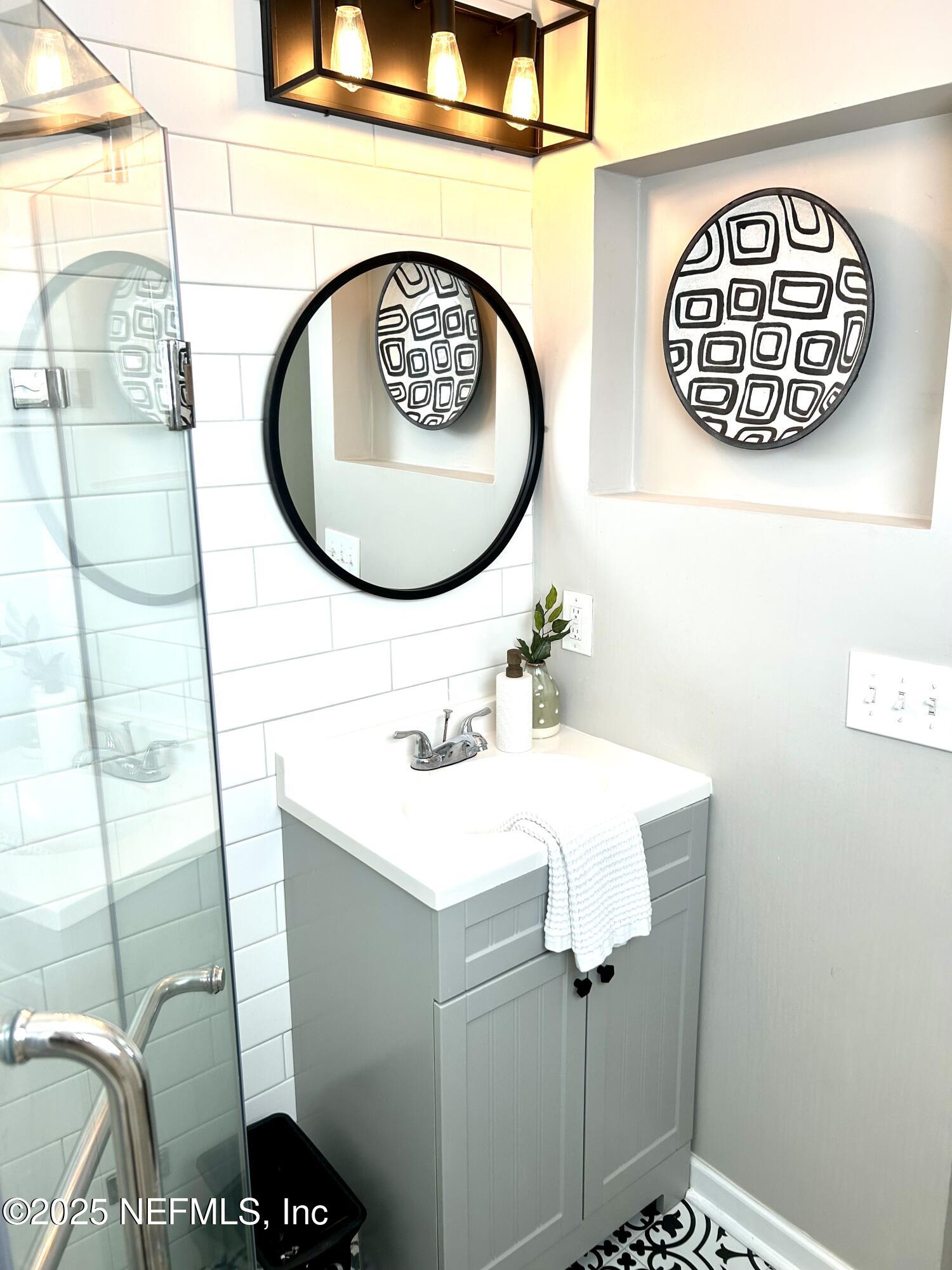 3737 VIA DE LA REINA Street