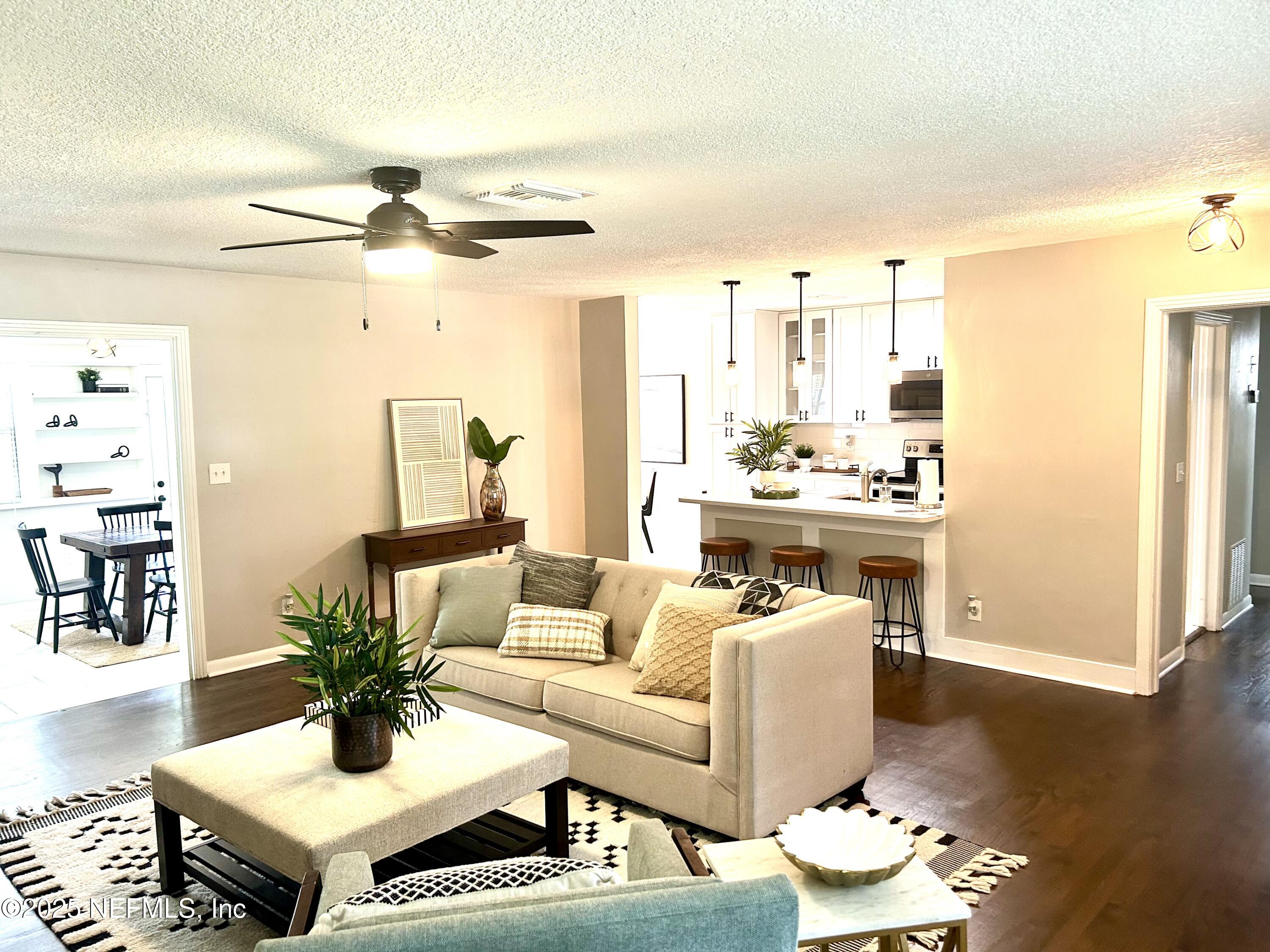 3737 VIA DE LA REINA Street