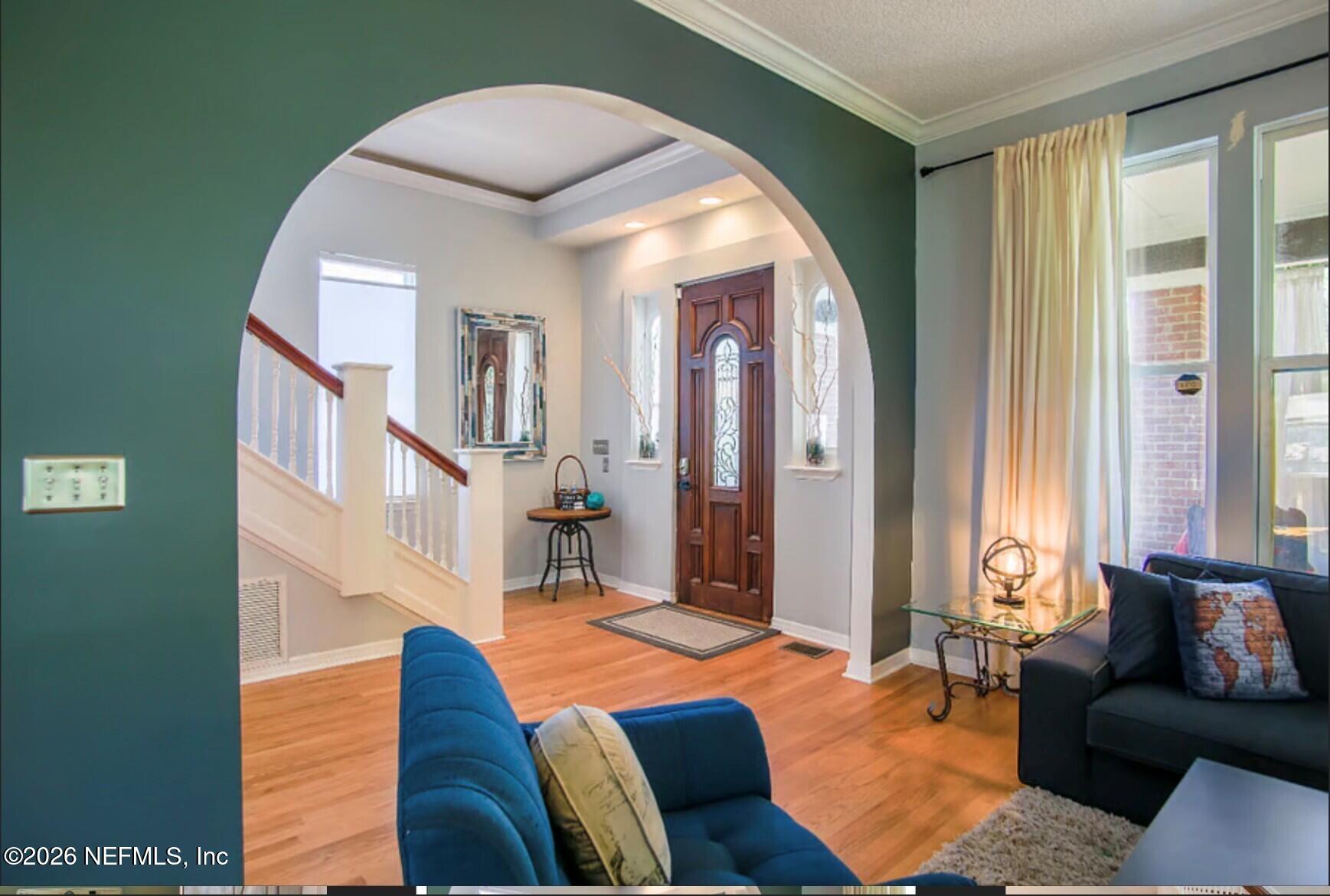 38 W 10TH Street