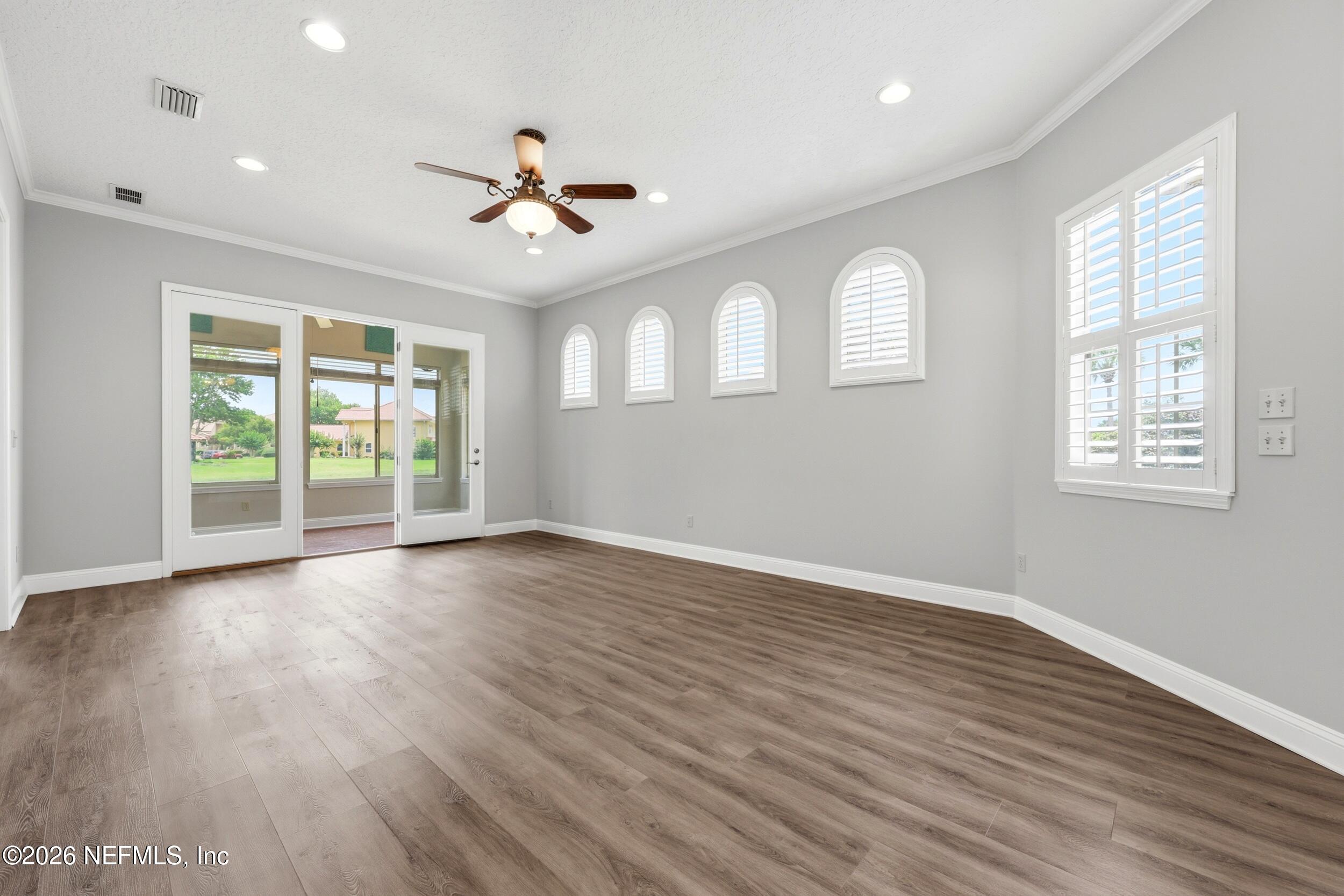3824 LA VISTA Circle