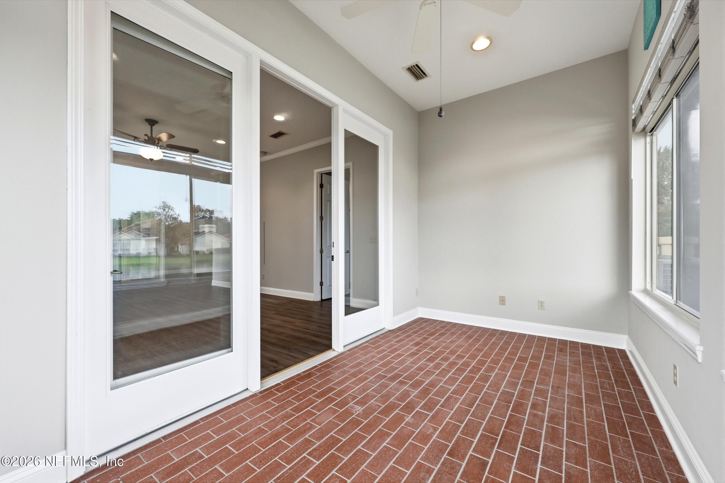 3824 LA VISTA Circle