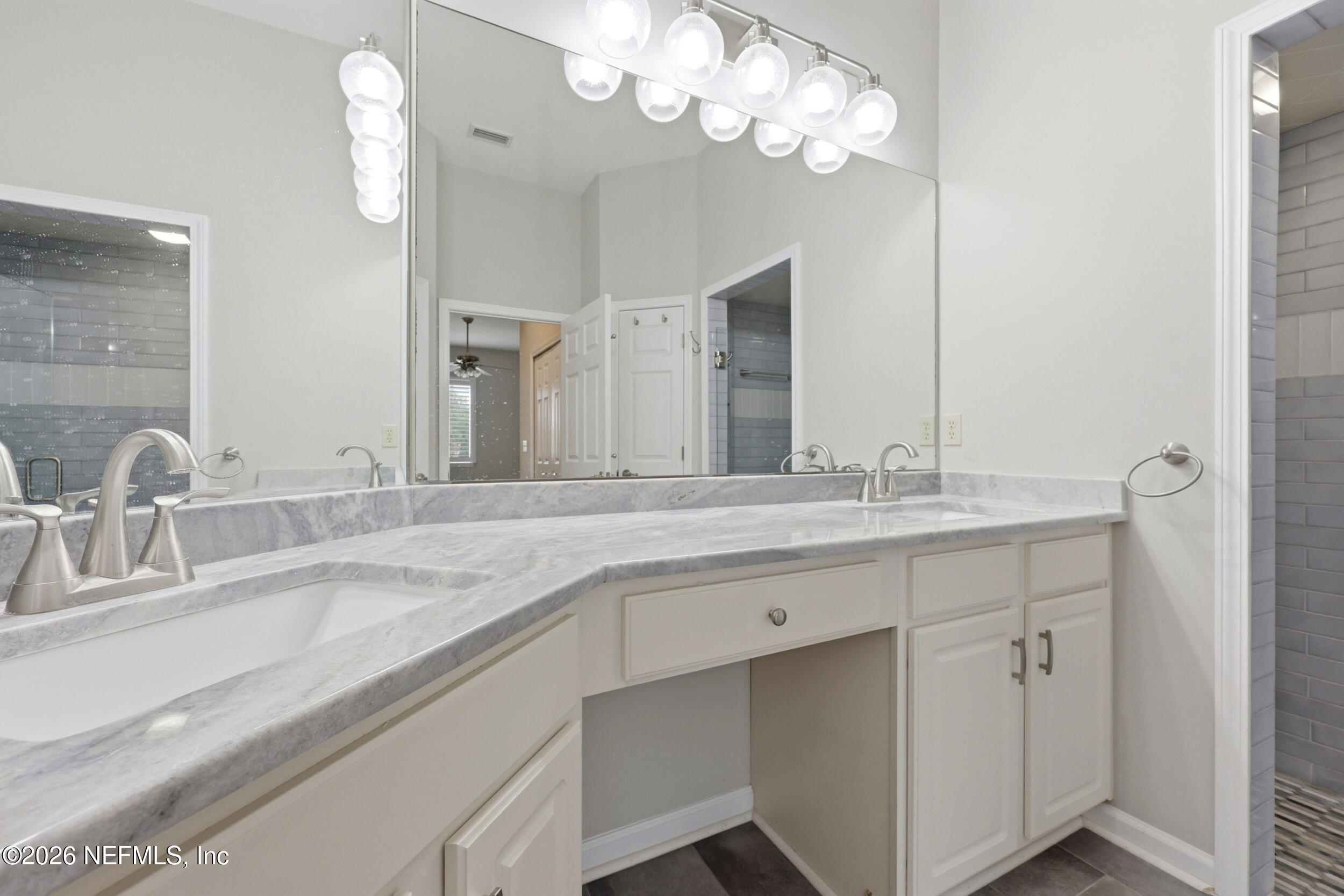 3824 LA VISTA Circle