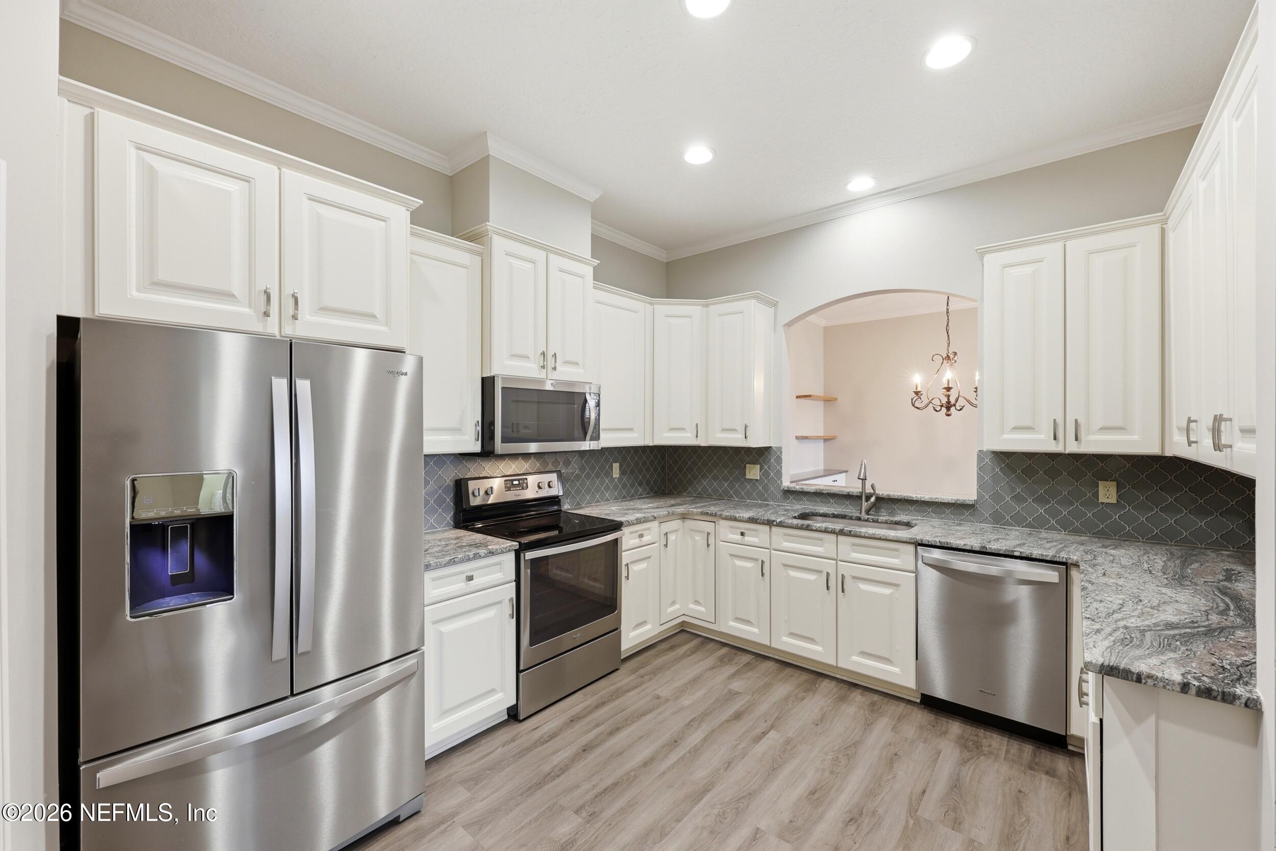 3824 LA VISTA Circle