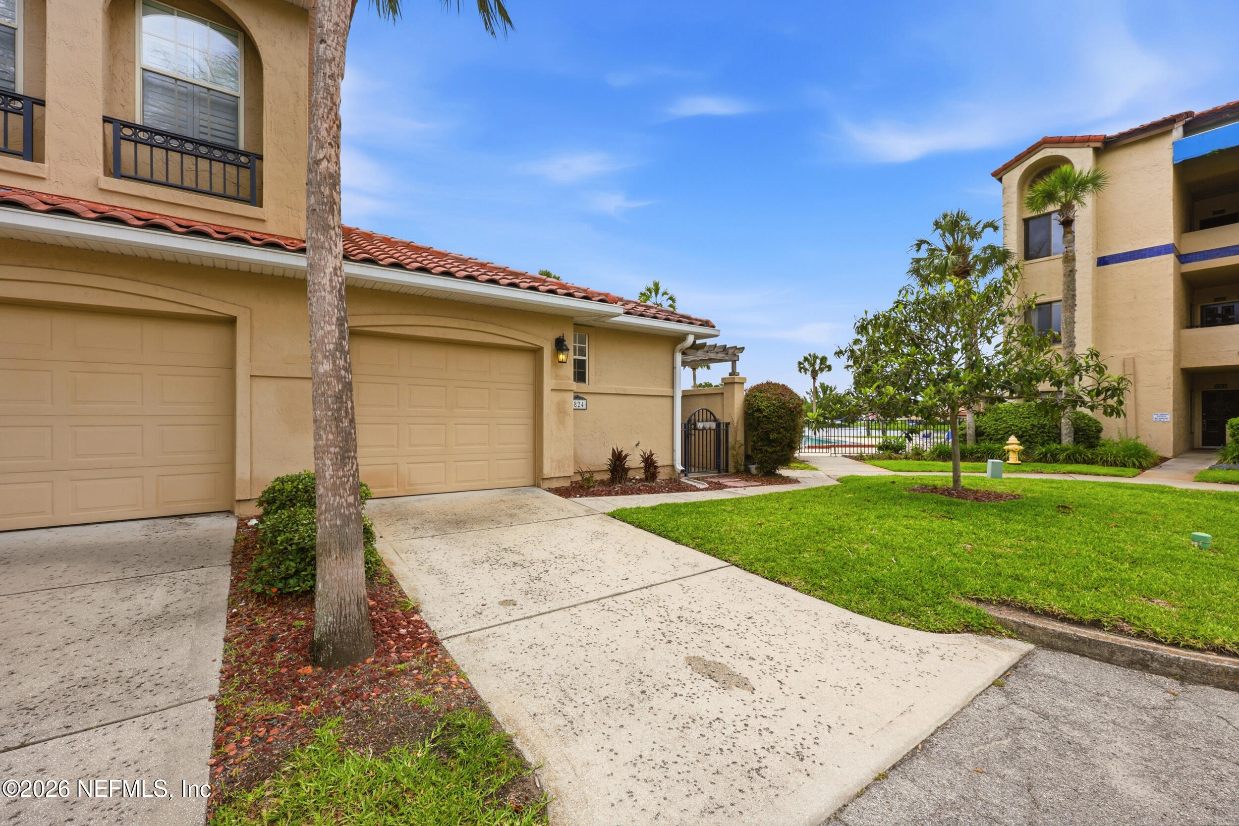 3824 LA VISTA Circle
