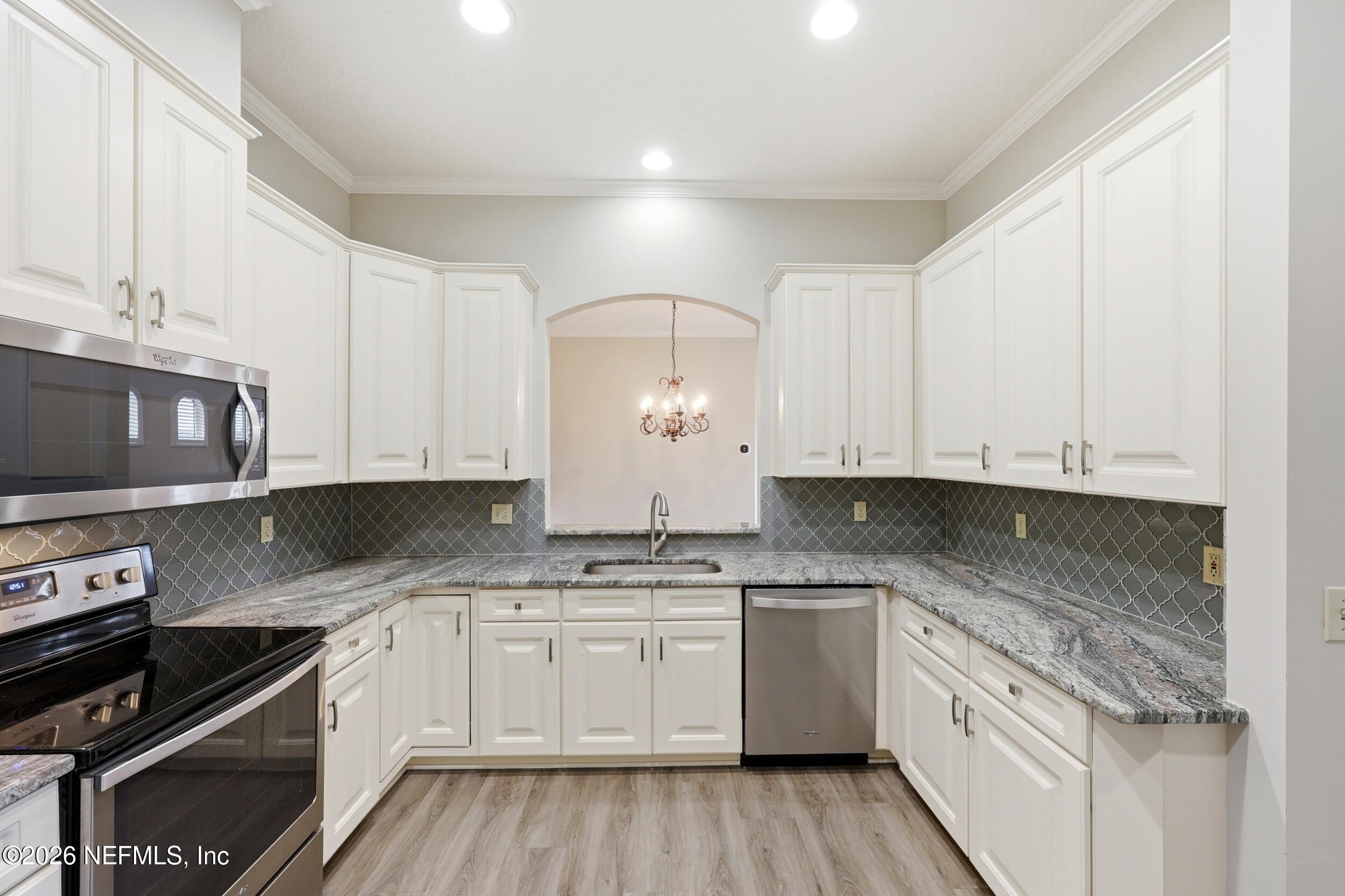 3824 LA VISTA Circle