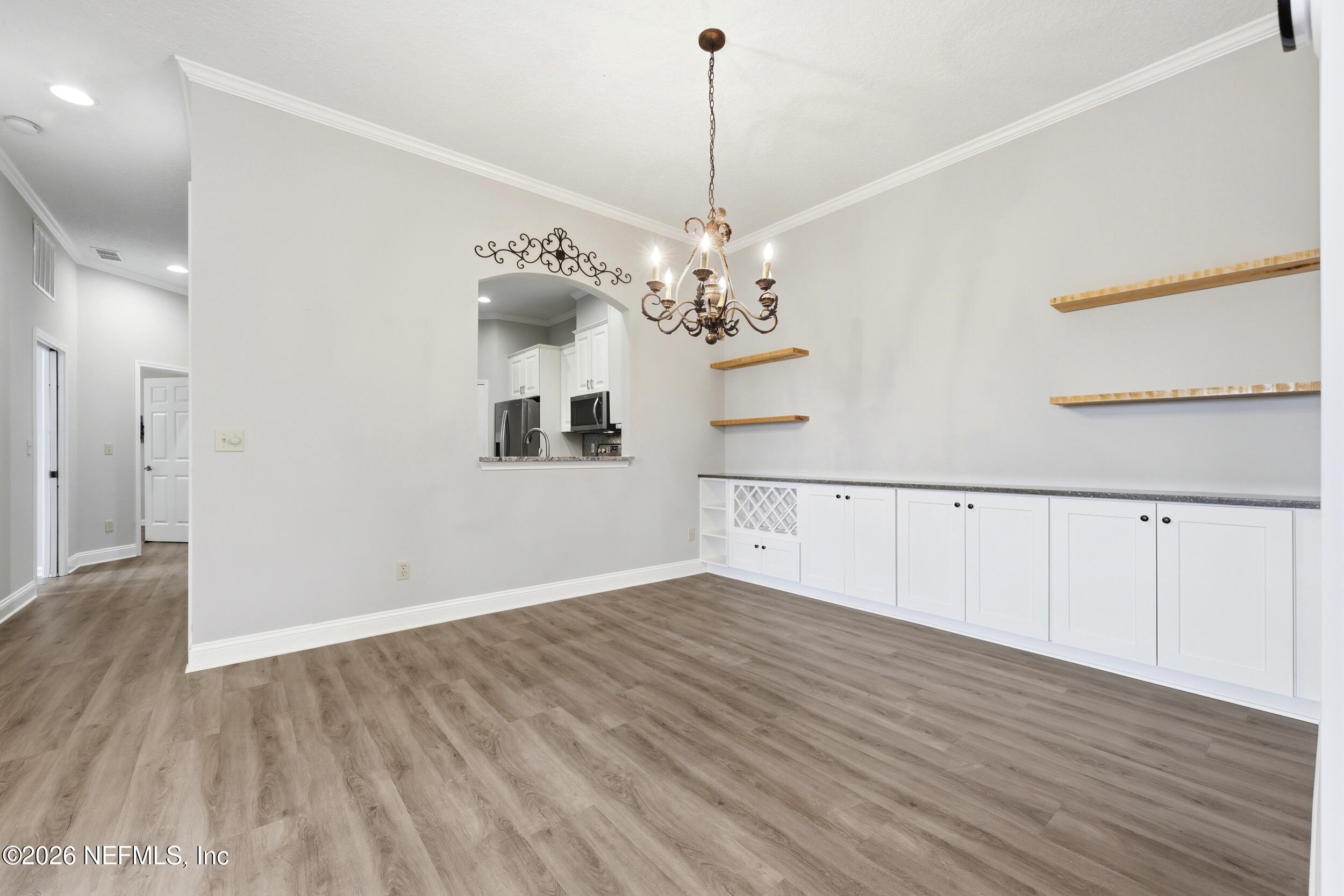 3824 LA VISTA Circle