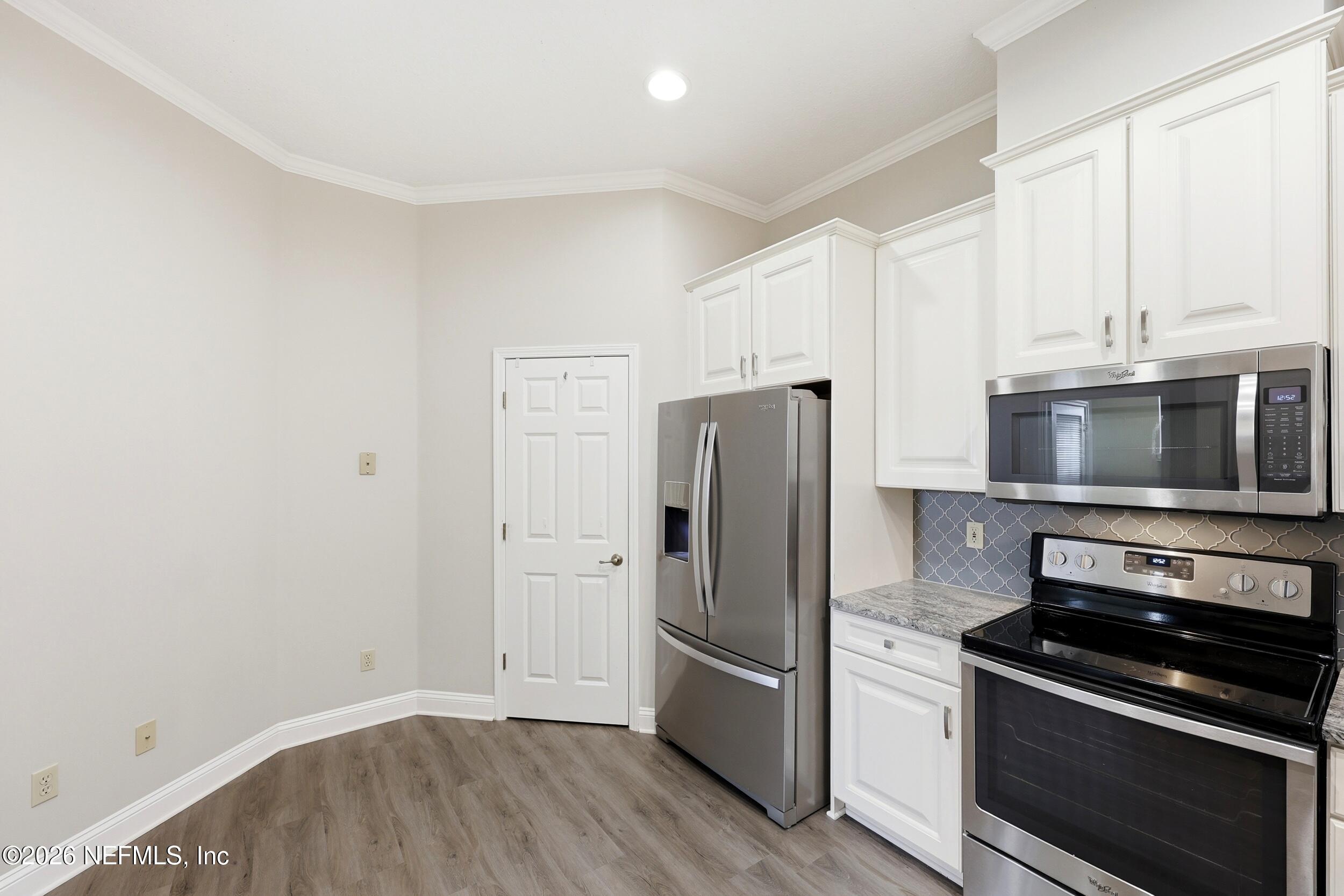 3824 LA VISTA Circle