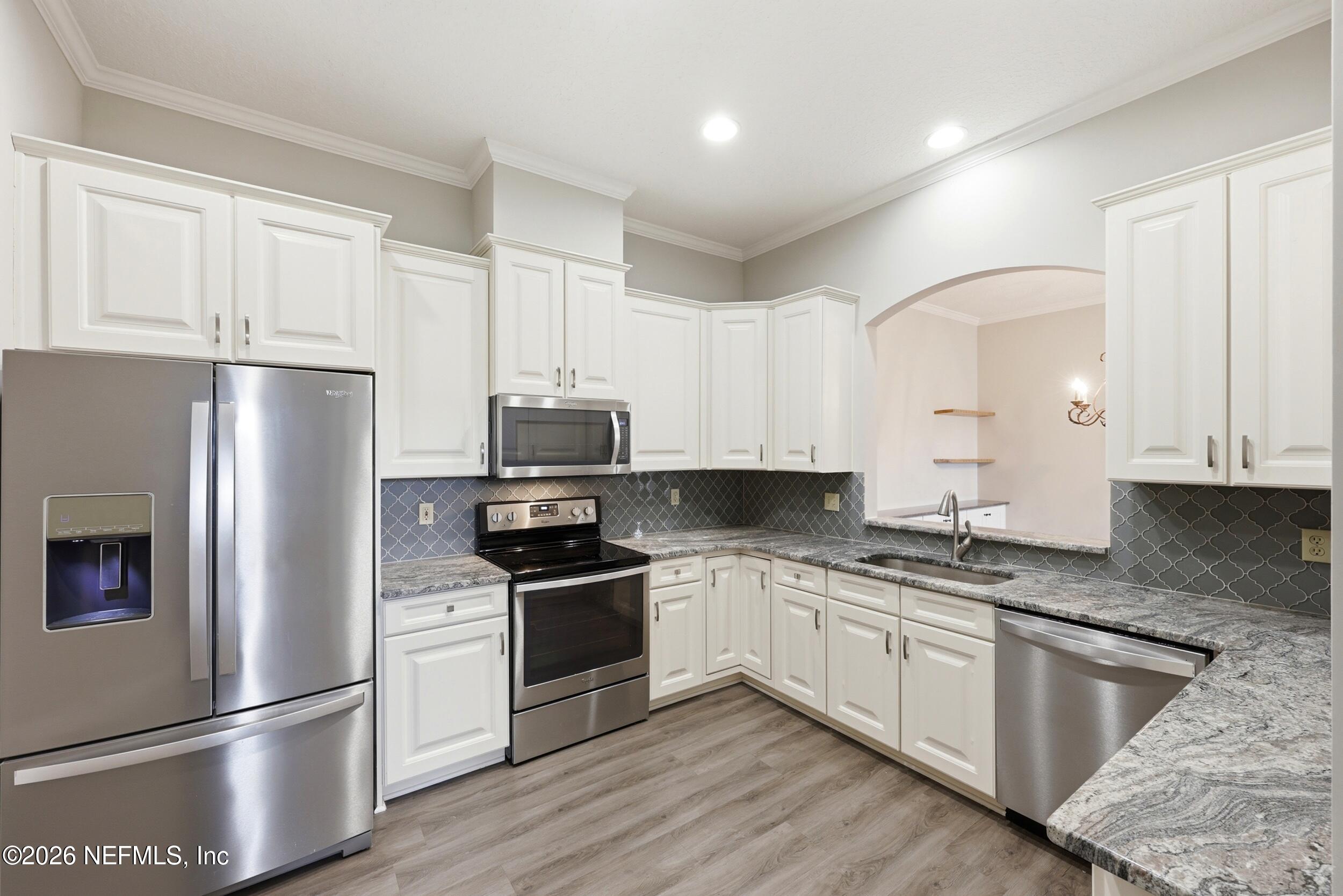 3824 LA VISTA Circle