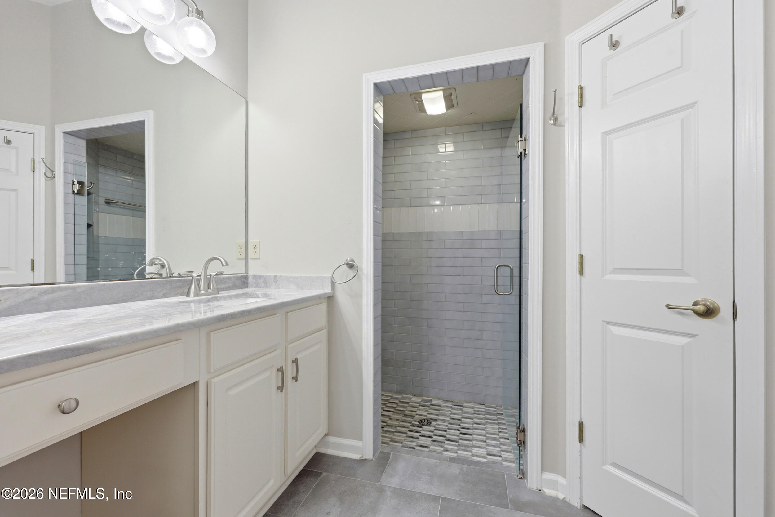 3824 LA VISTA Circle