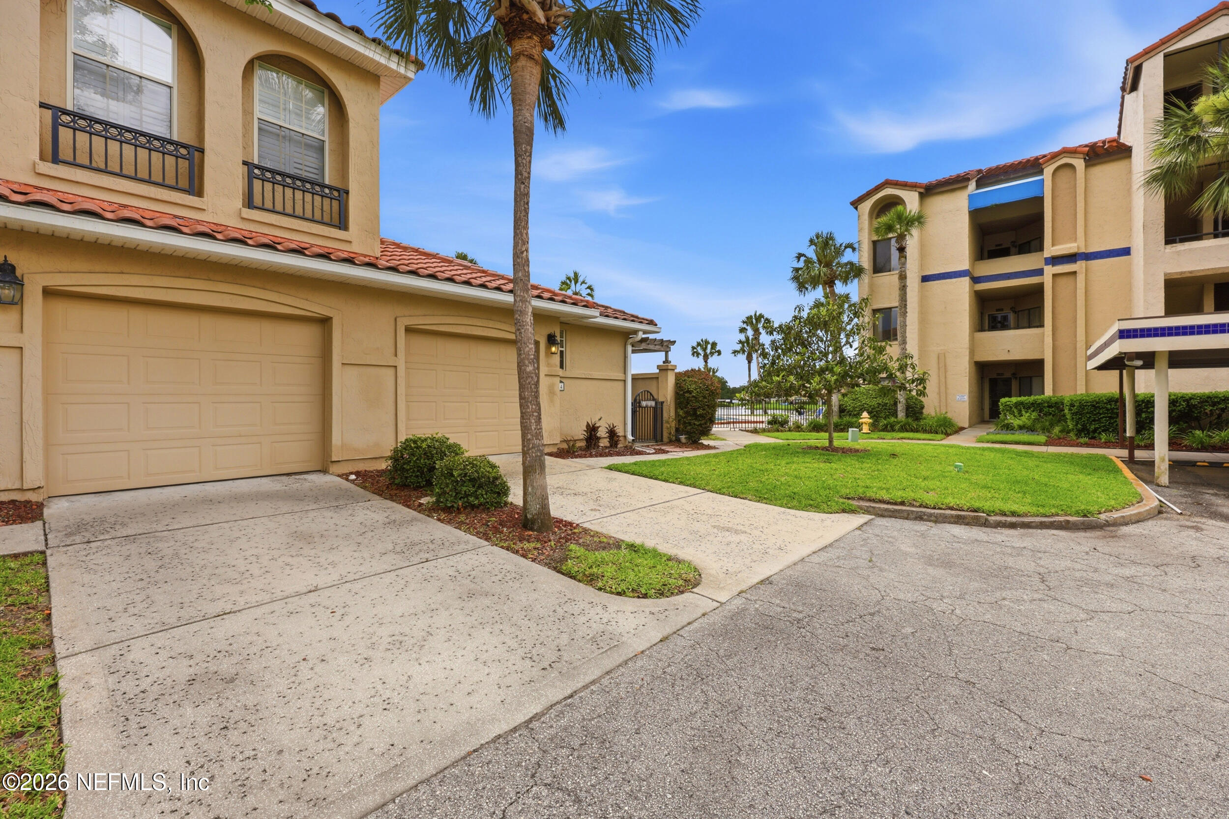 3824 LA VISTA Circle