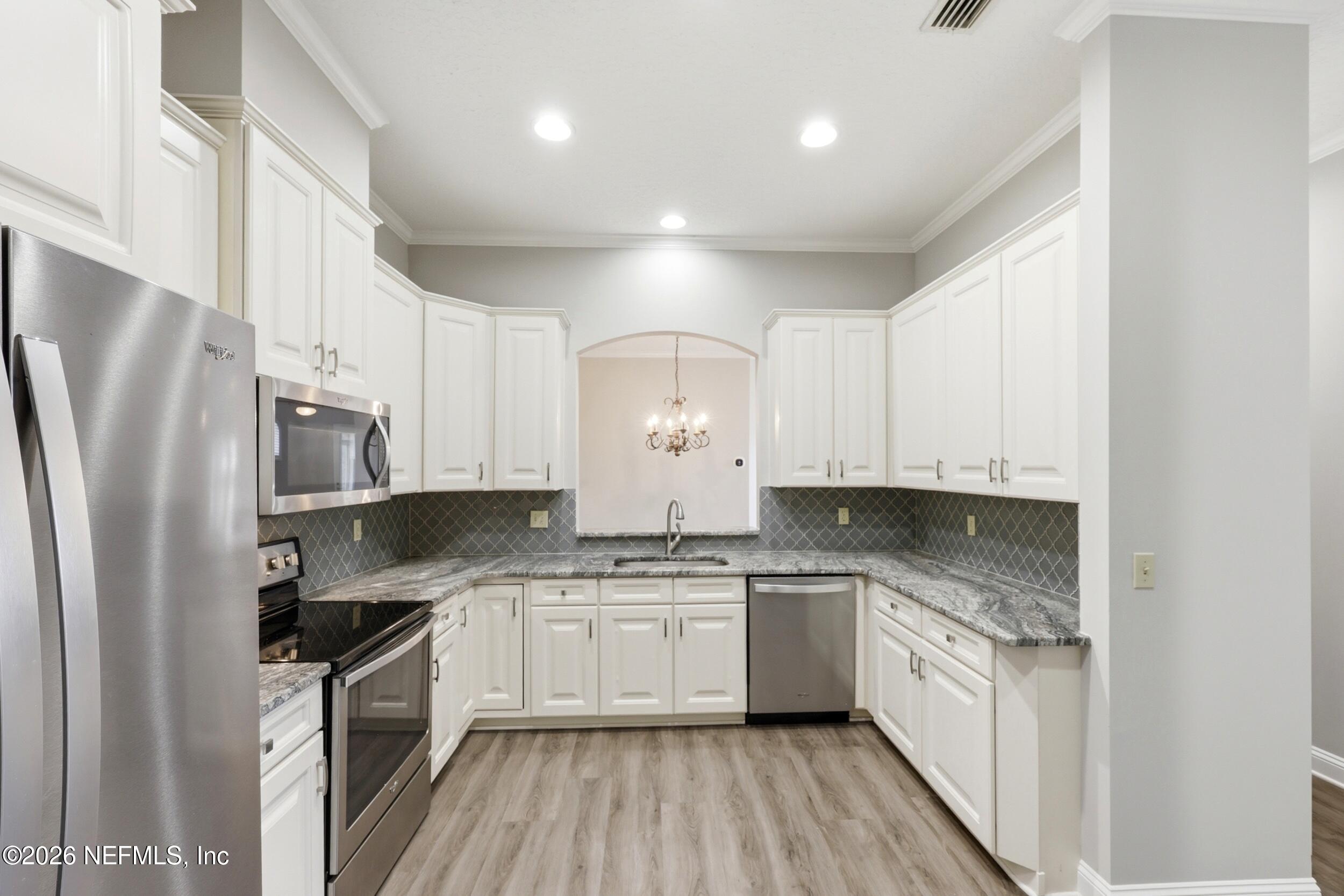 3824 LA VISTA Circle