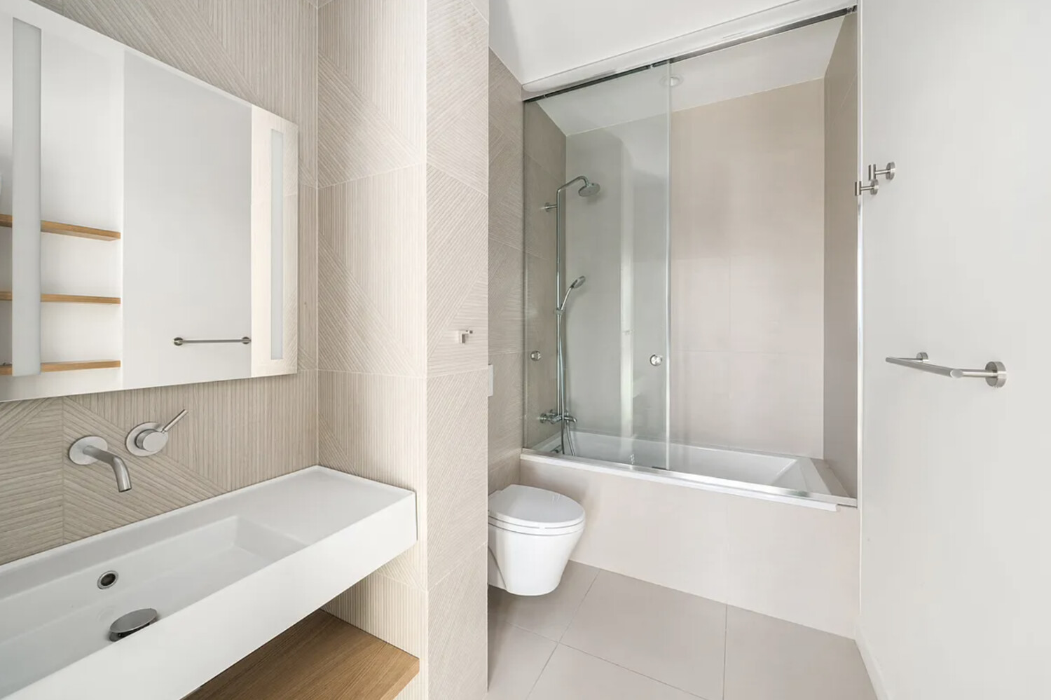 143 READE Street PH1