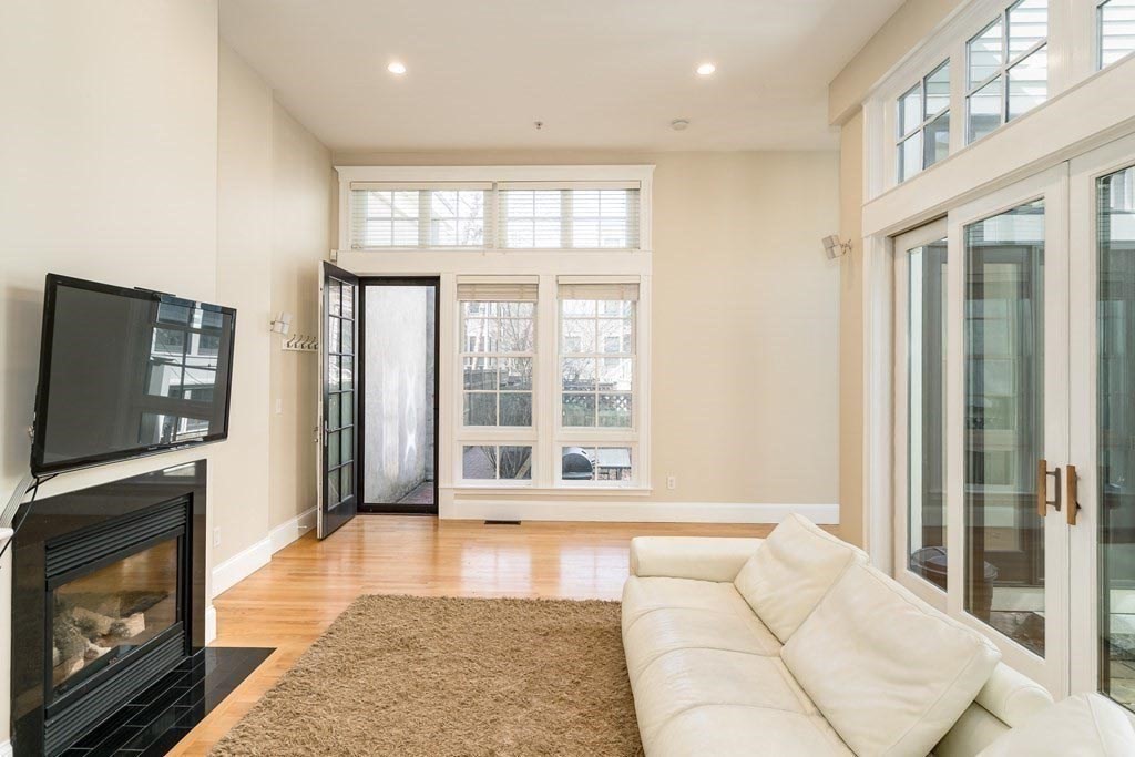 15 Valentine St # 15