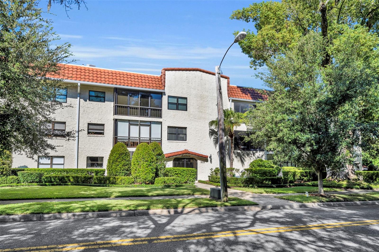 535 N INTERLACHEN AVE #203