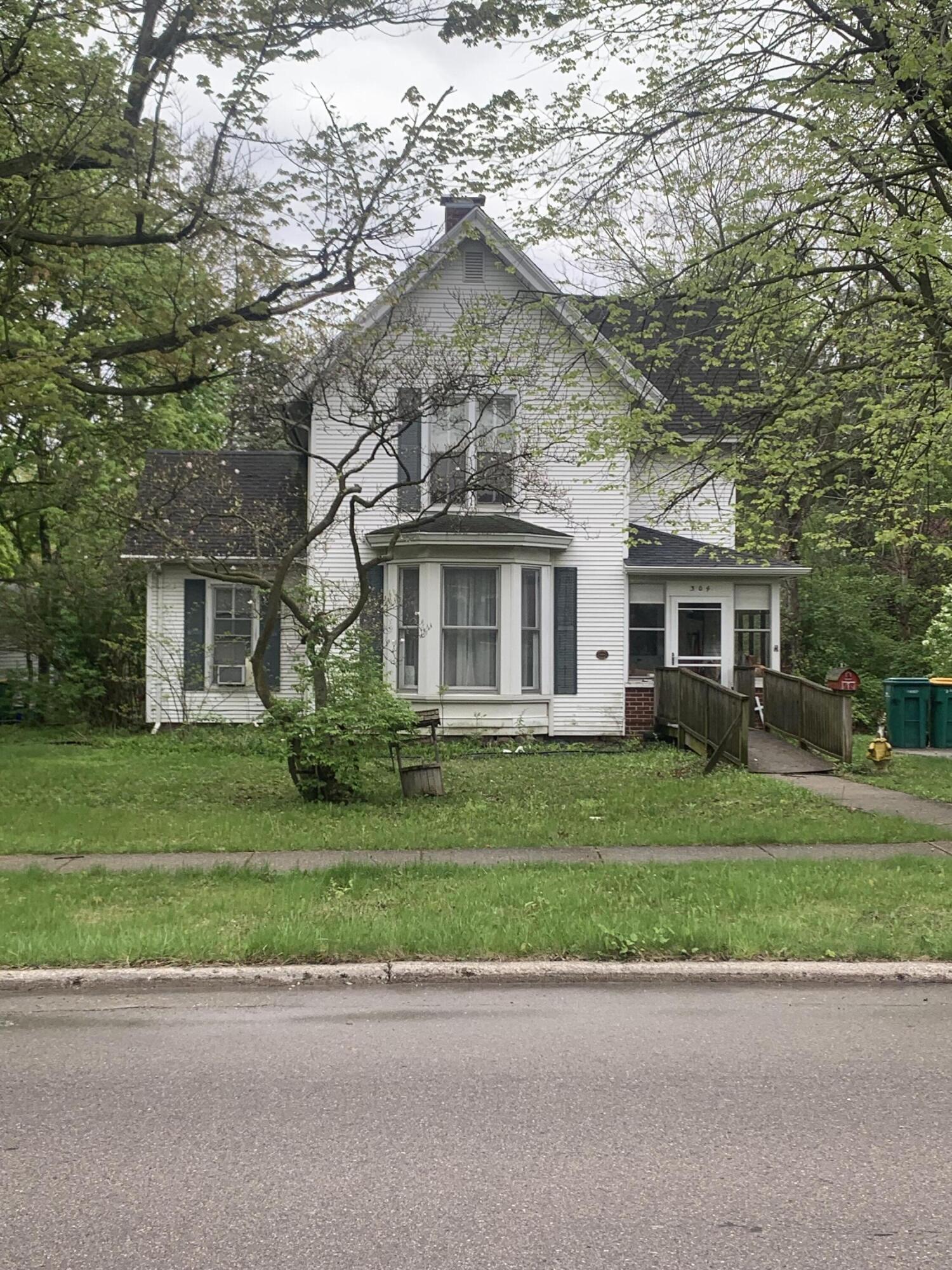 304 E Henry Street, 18