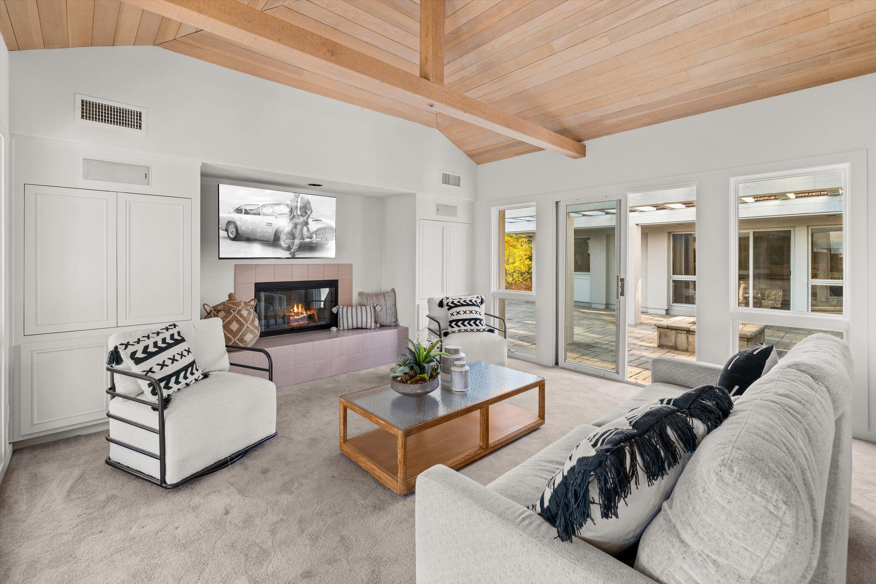 999 Camino Del Retiro