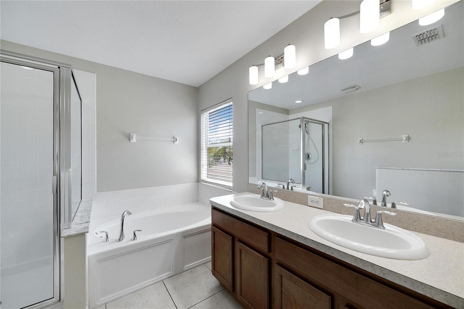 18000 GLASTONBURY LN