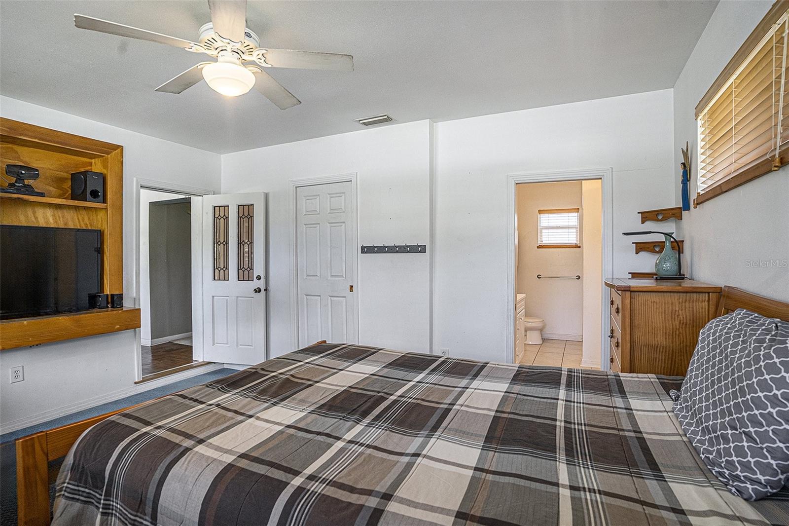 5608 N RIVER SHORE DR