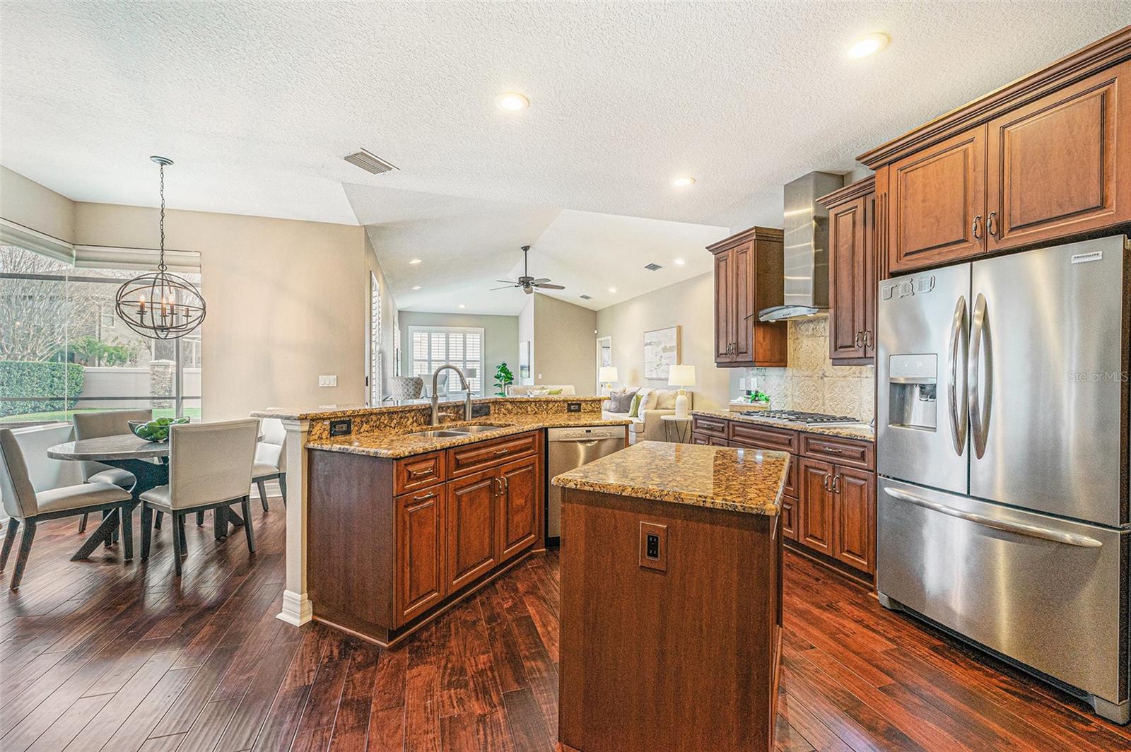 2112 CLIMBING IVY DR