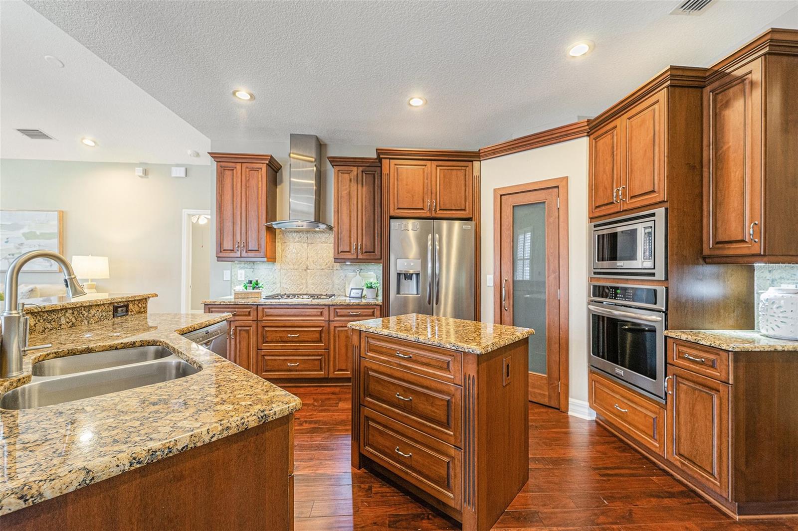 2112 CLIMBING IVY DR