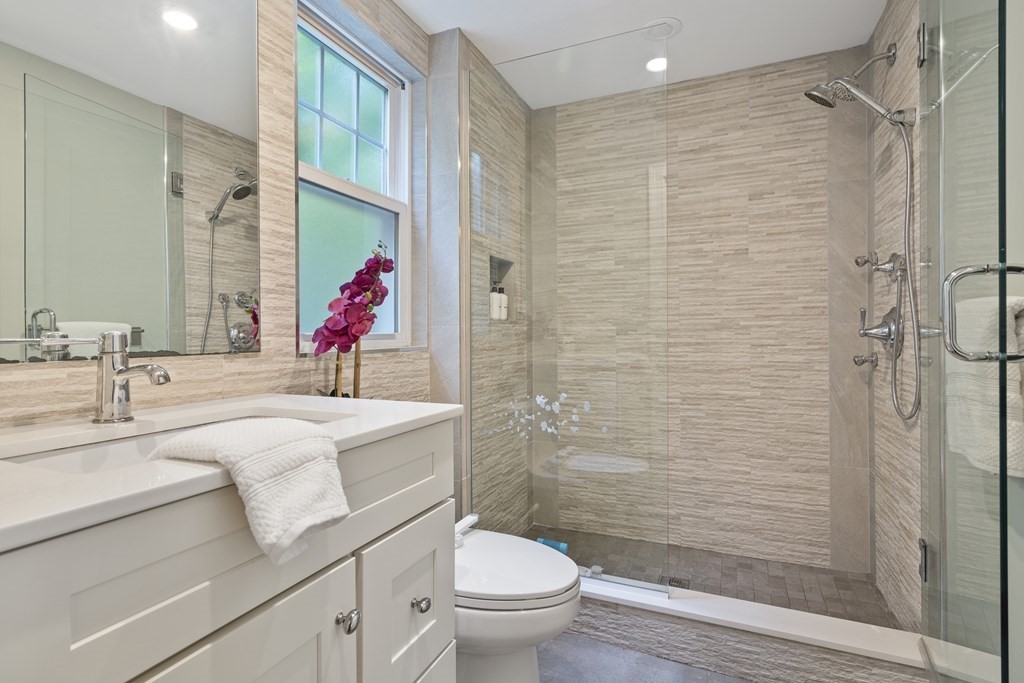 54 Clarendon Ave Unit: 2