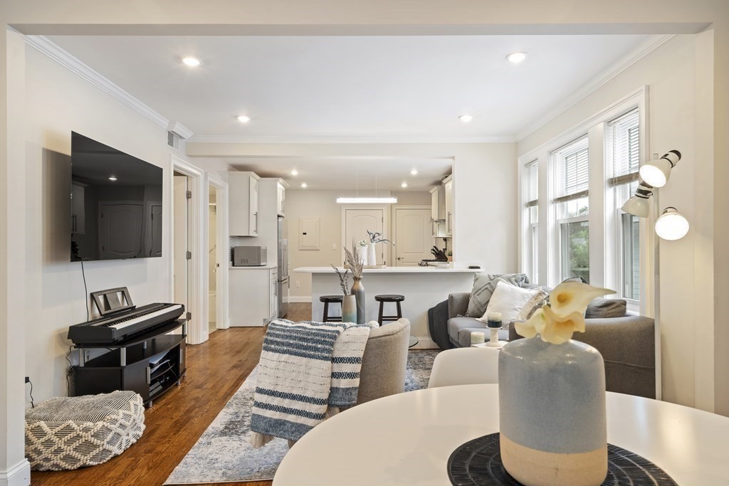 54 Clarendon Ave Unit: 2