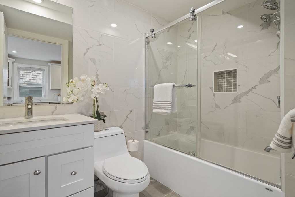 54 Clarendon Ave Unit: 2