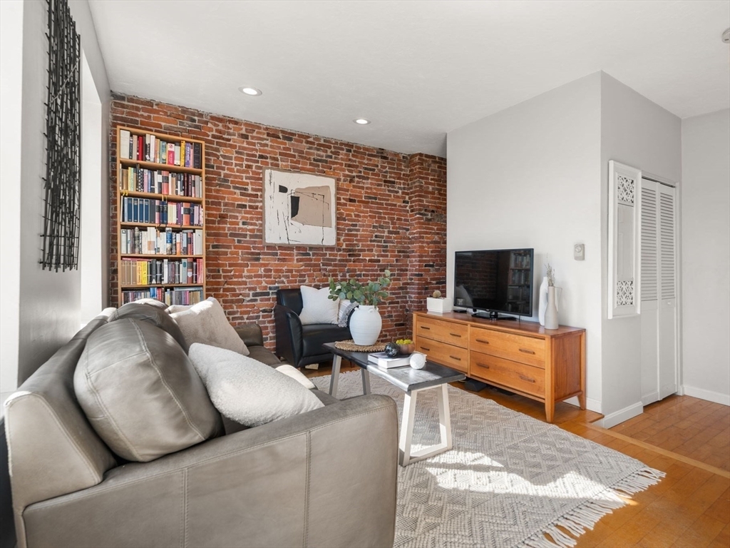16 Foster Street # 9