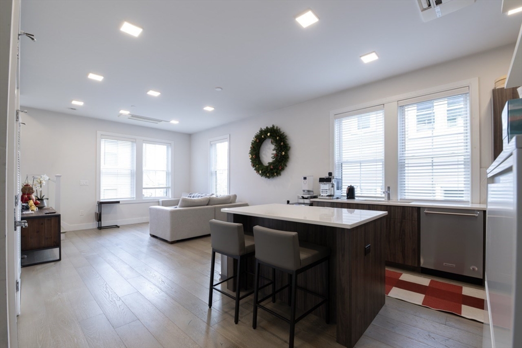 24 Rush St # I