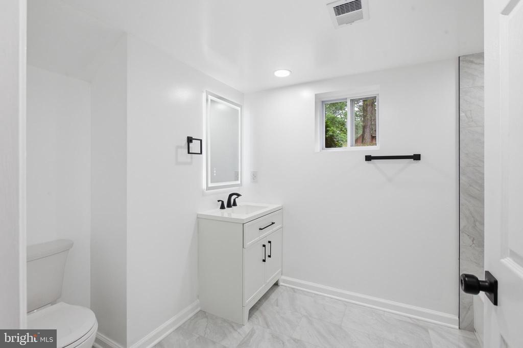 896 FOREST LANE