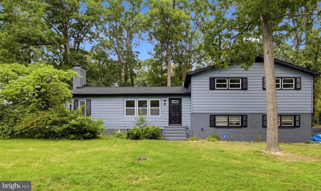 896 FOREST LANE