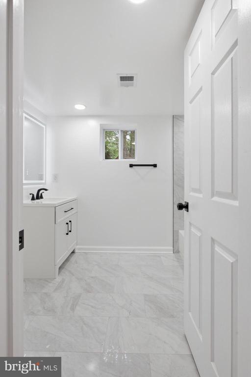 896 FOREST LANE
