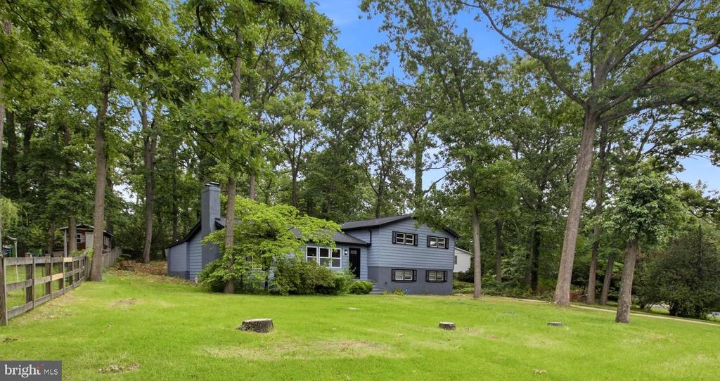 896 FOREST LANE