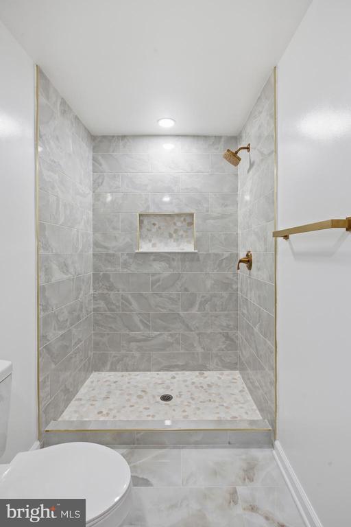 896 FOREST LANE