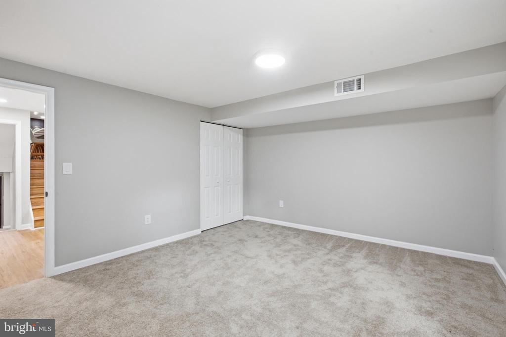 896 FOREST LANE