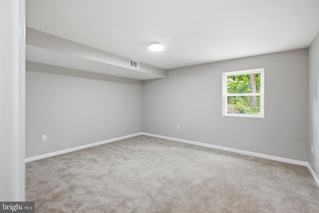 896 FOREST LANE