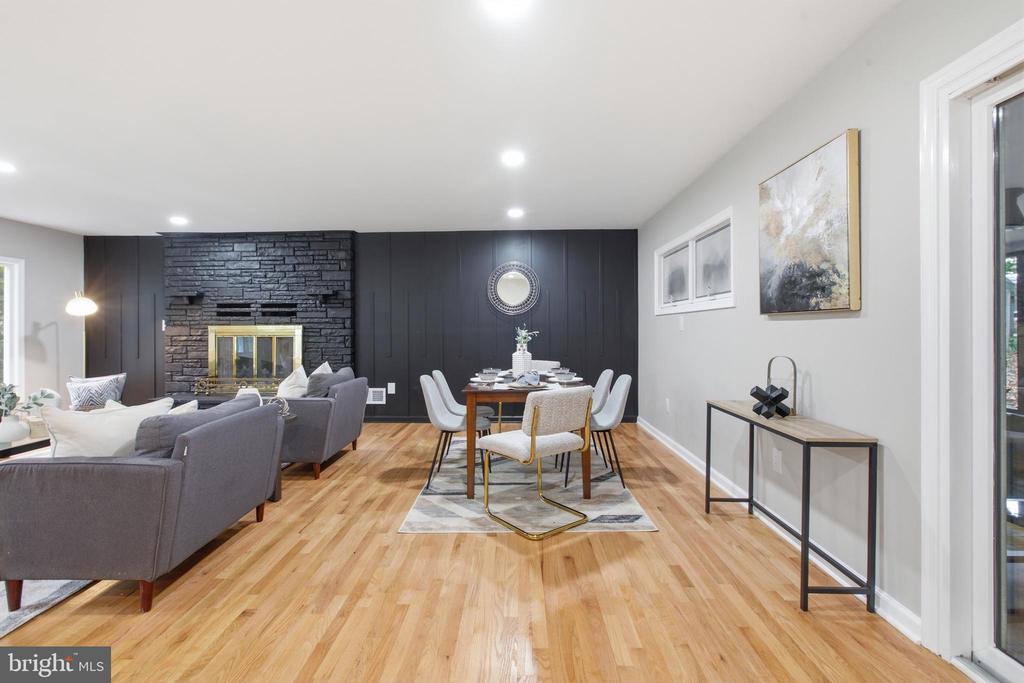 896 FOREST LANE