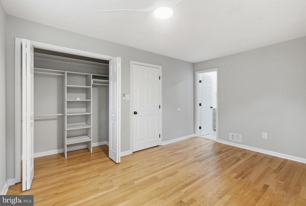 896 FOREST LANE