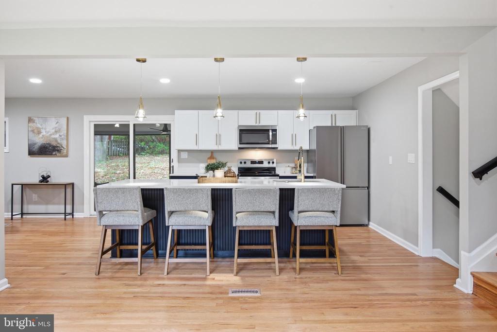 896 FOREST LANE