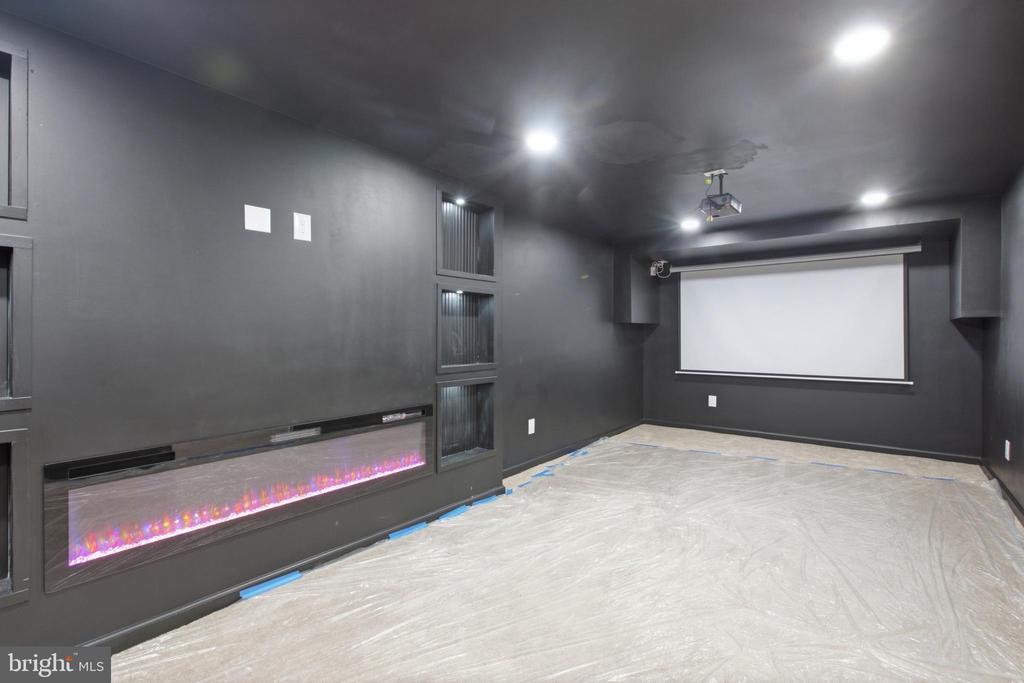 896 FOREST LANE