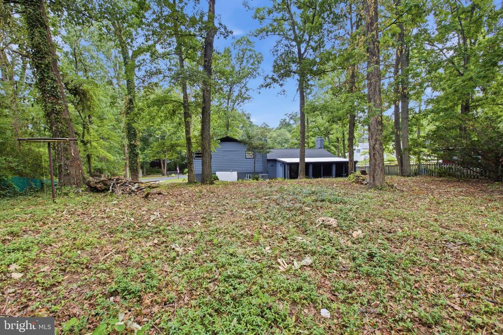 896 FOREST LANE