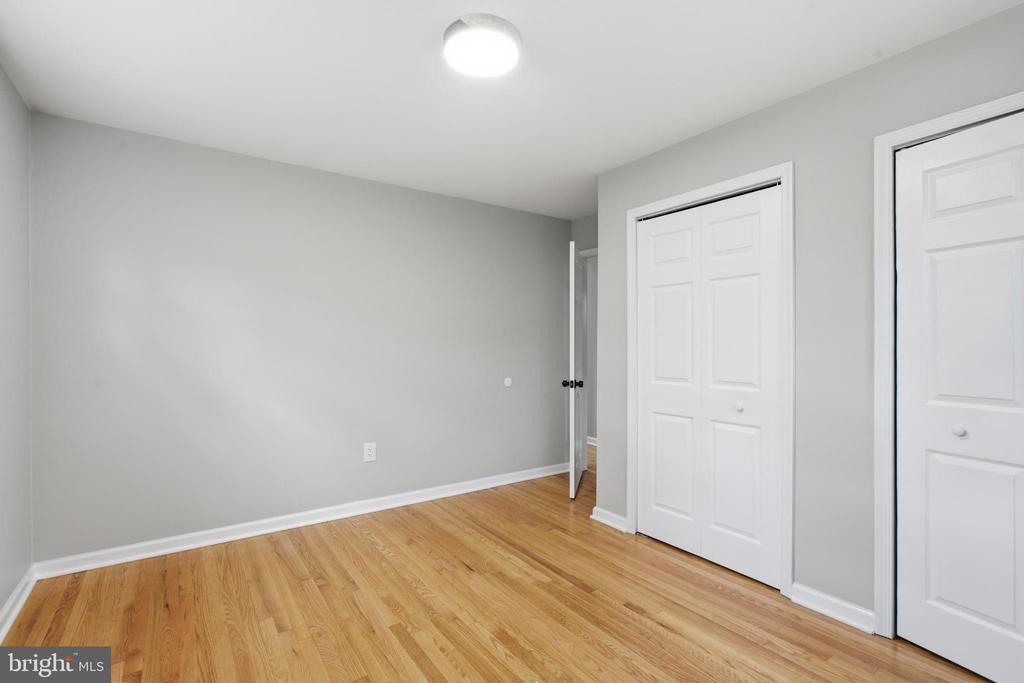 896 FOREST LANE