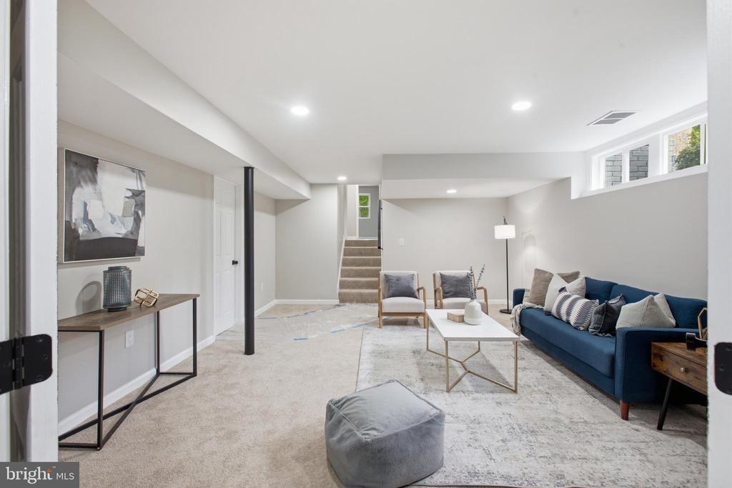 896 FOREST LANE