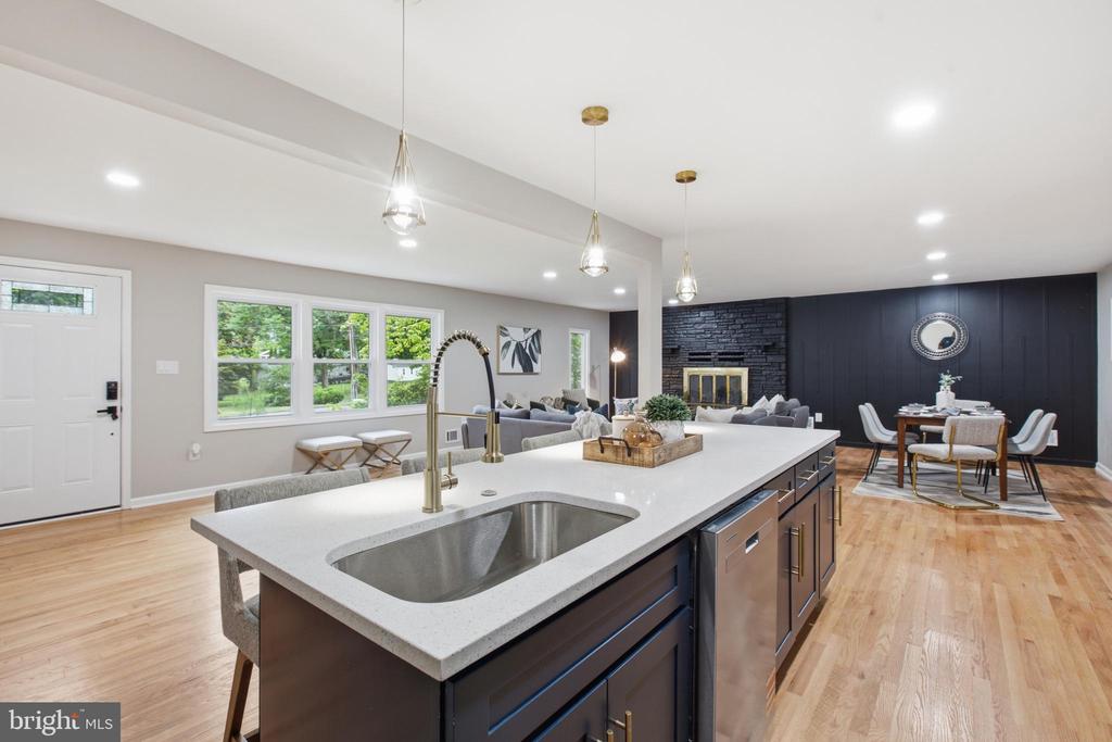 896 FOREST LANE
