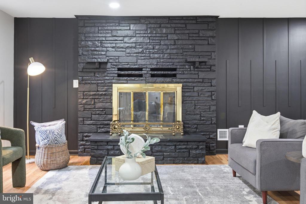 896 FOREST LANE