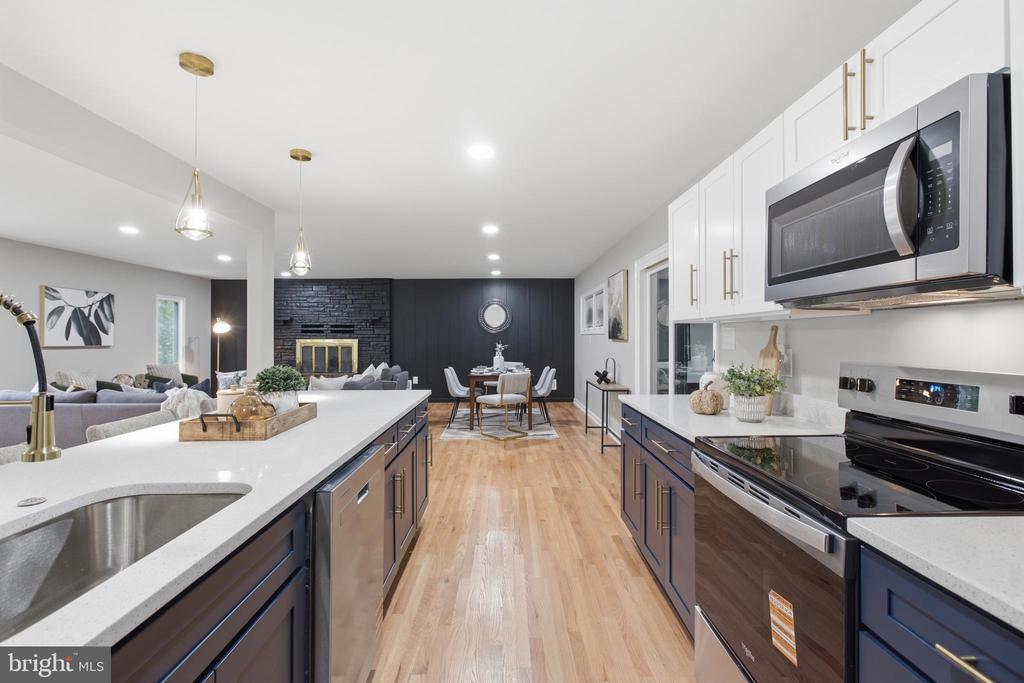 896 FOREST LANE