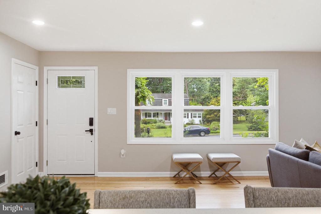 896 FOREST LANE