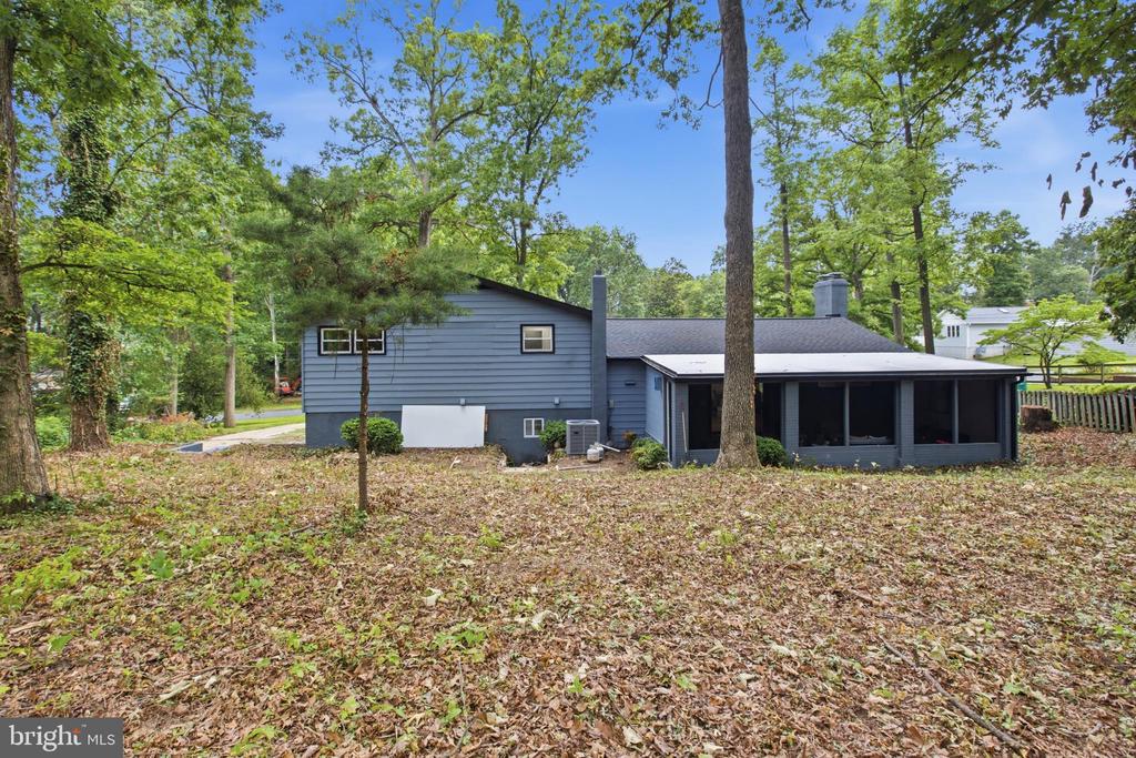 896 FOREST LANE